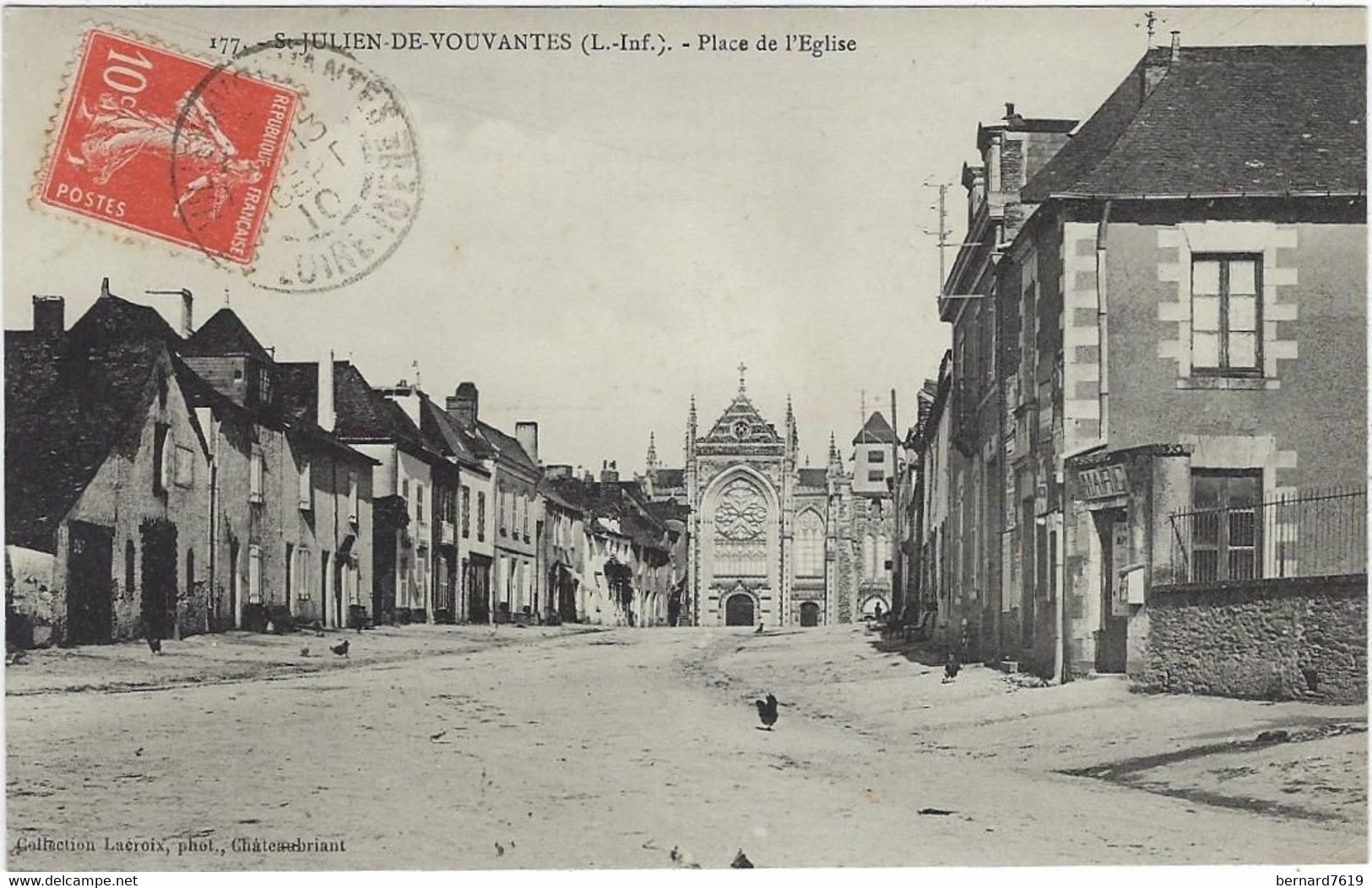 44  Saint Julien De  Vouvantes  - Place De L'eglise - Saint Julien De Vouvantes