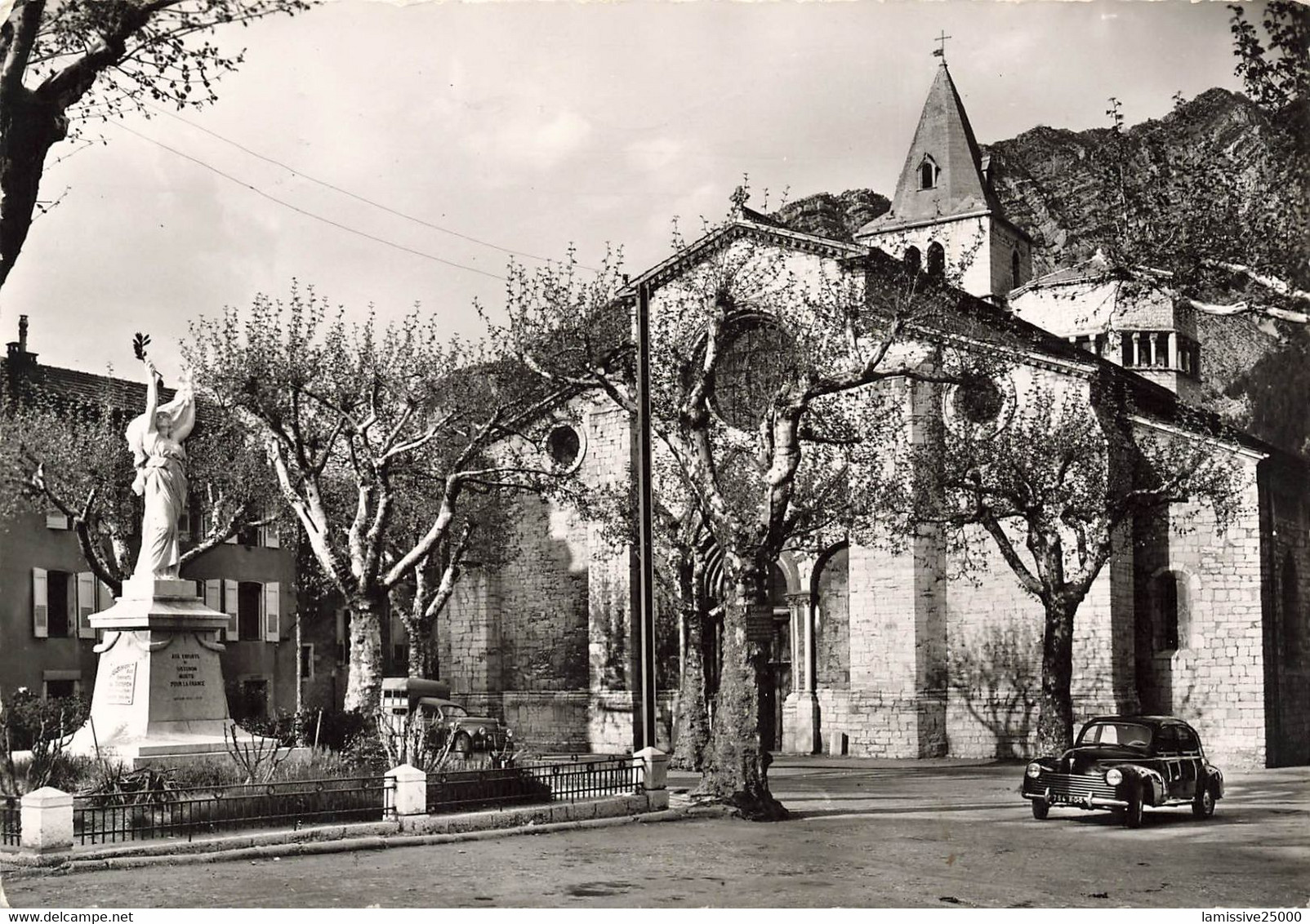 04 Sisteron La Cathédrale Voiture Automobile - Sisteron