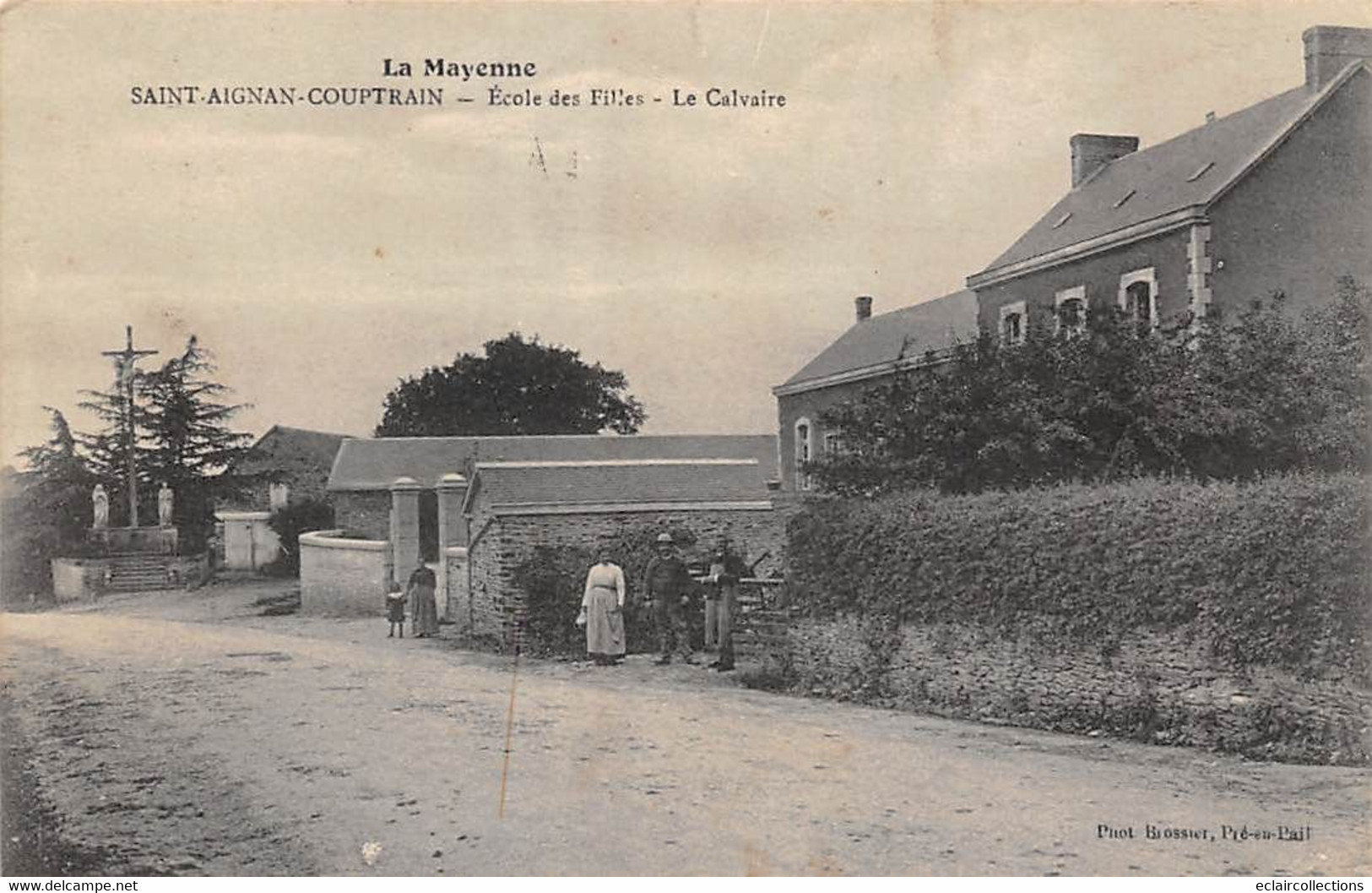 Saint Aignan Couptrain     53        Une Rue Et Le Calvaire         ( Voir Scan) - Autres & Non Classés