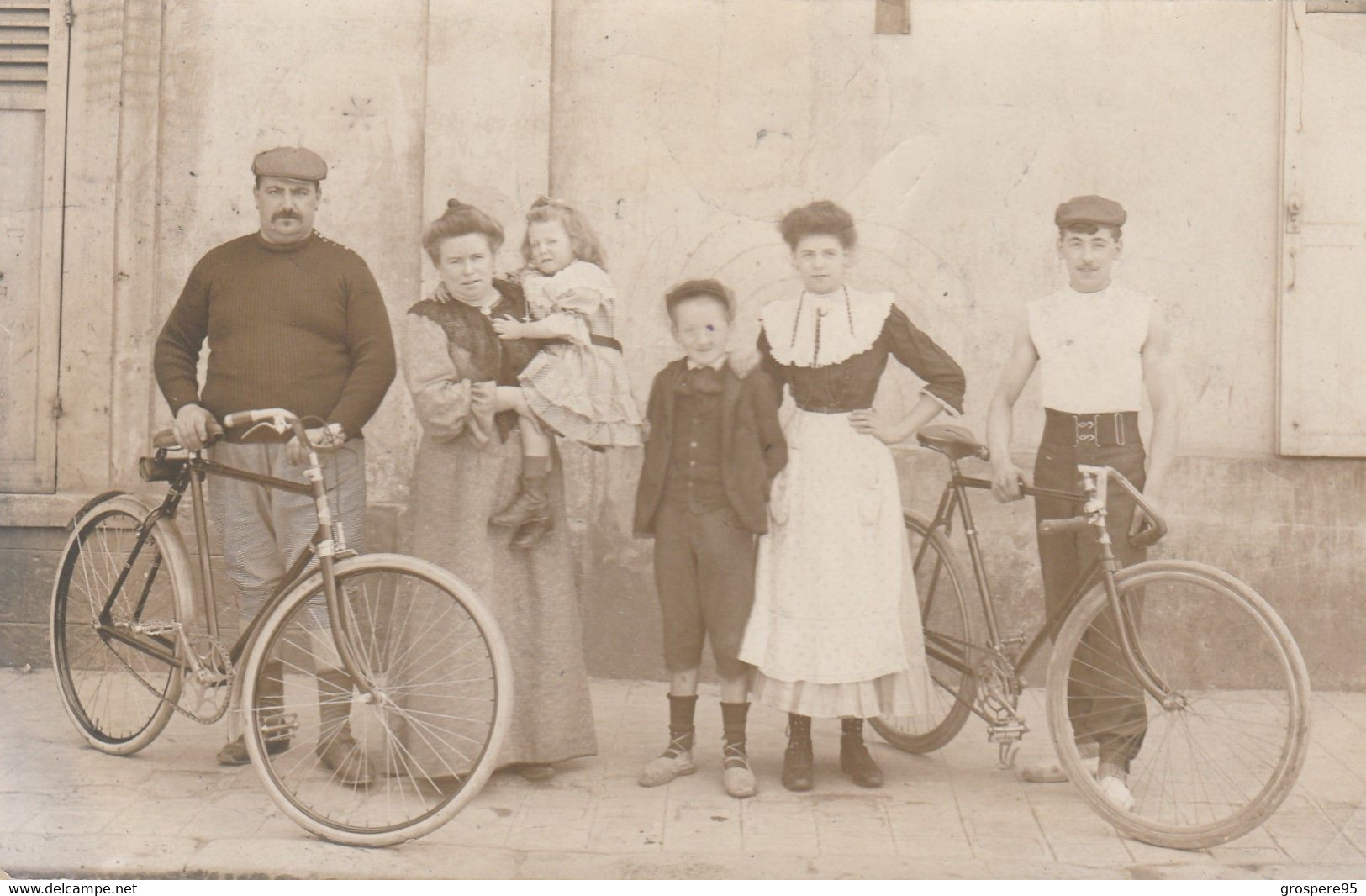 CARTE PHOTO A IDENTIFIER FAMILLE AVEC VELOS Cachets PARIS 20ieme A ARGENTEUIL 1908 - Cycling
