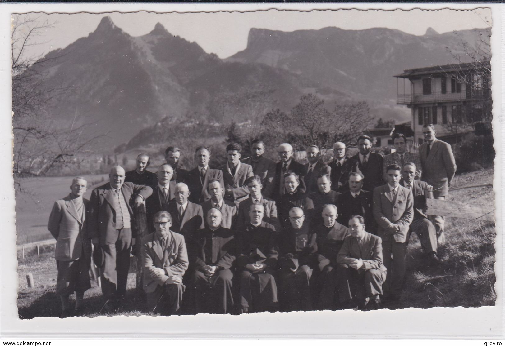 Le Pâquier. Montbarry, Photo De Groupe Face Aux Préalpes - Le Pâquier