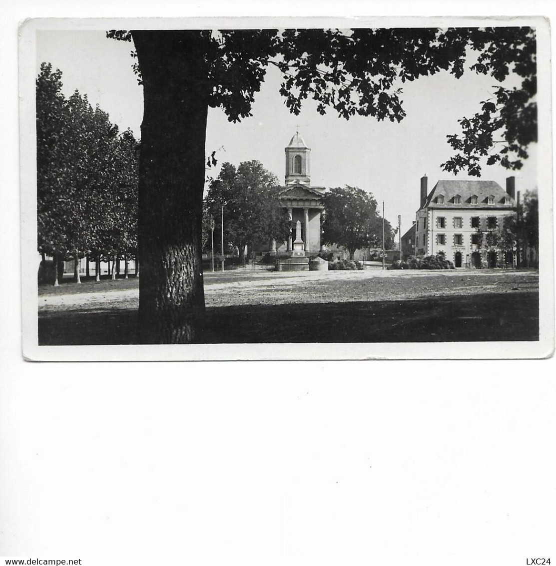 LA GACILLY. PLACE DU CHAMP DE FOIRE. L' EGLISE ET LE MONUMENT AUX MORTS. - La Gacilly