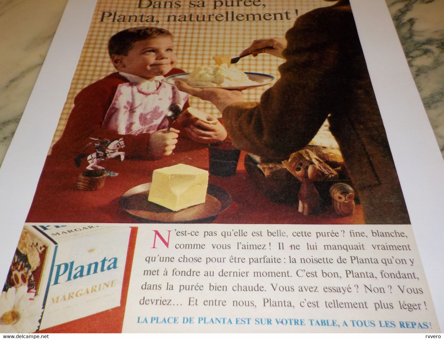 ANCIENNE PUBLICITE DANS SA PUREE  MARGARINE PLANTA  1961 - Poster & Plakate