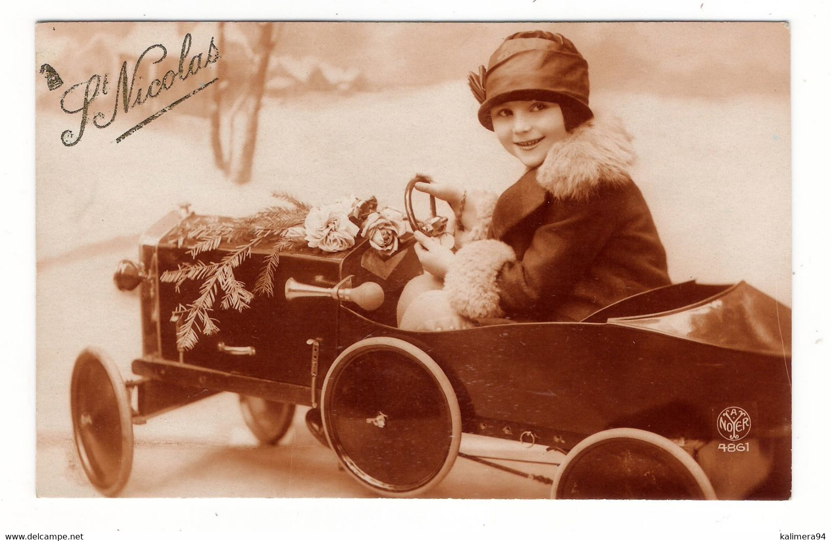 SAINT-NICOLAS  /  FILLETTE  DANS  VOITURE  À  PEDALES ( Chapeau Et Manteau Style Années 20 , Années Folles ) - Sinterklaas