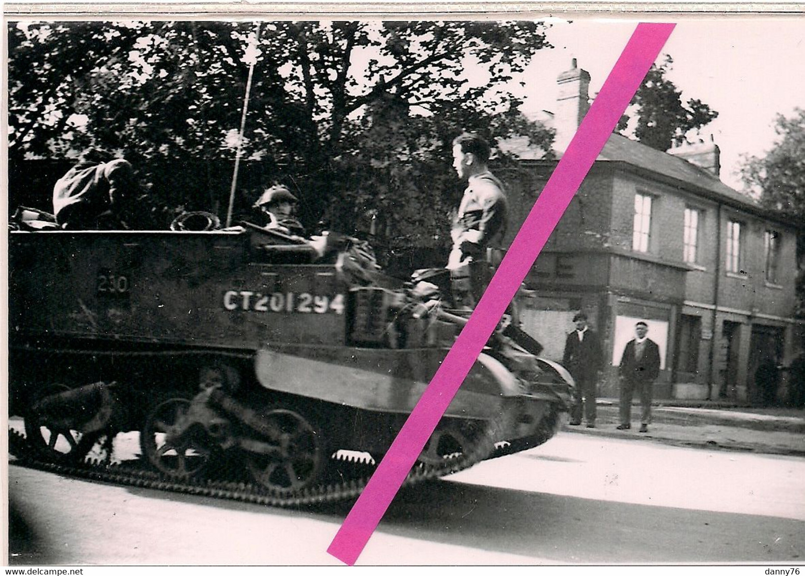 30 AOUT 1944 * UN BREN CARRIER DU 1ST CANADIAN ARMY FAIT UNE PAUSE A LA LIBERATION DE ROUEN * 76 * - Guerra 1939-45