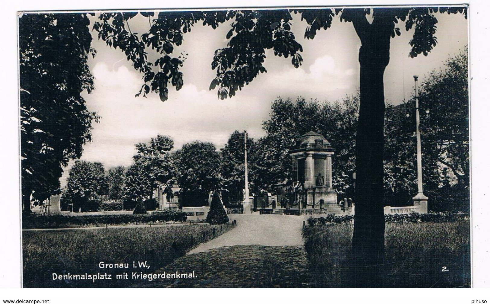 D-12581  GRONAU : Denkmalplatz Mit Kriegerdenkmal - Gronau