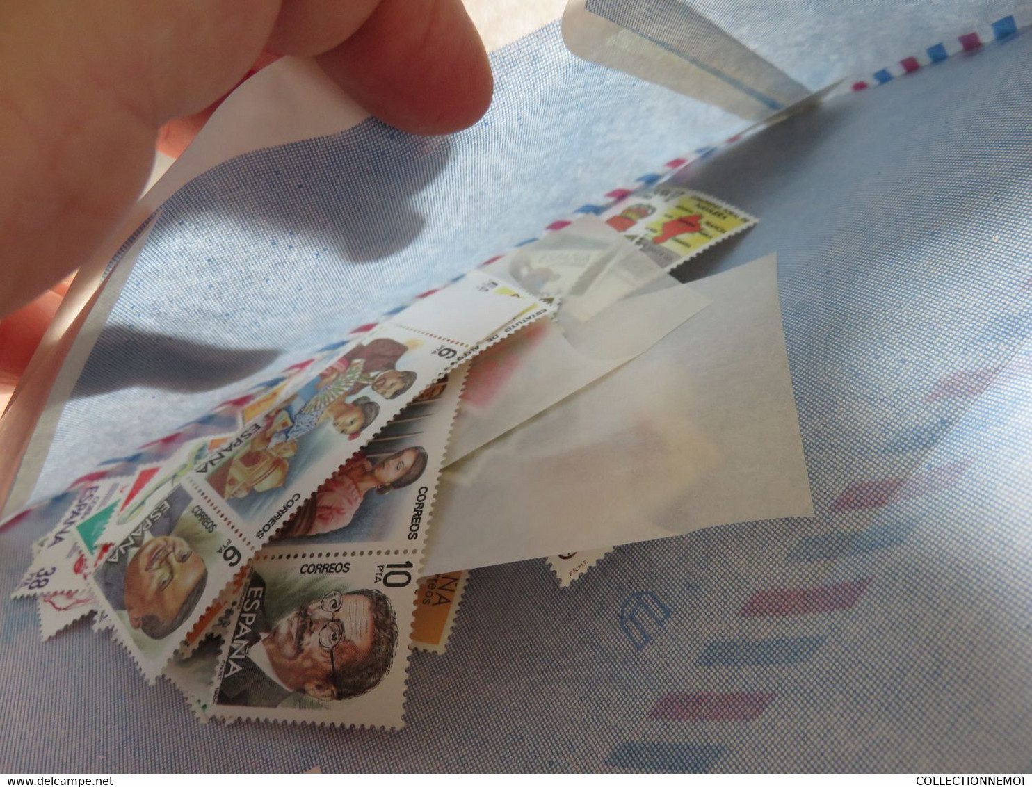 un lot de timbres neufs,,j'ai pas vraiment ouvert les pochettes ,surtout etranger ,pays divers