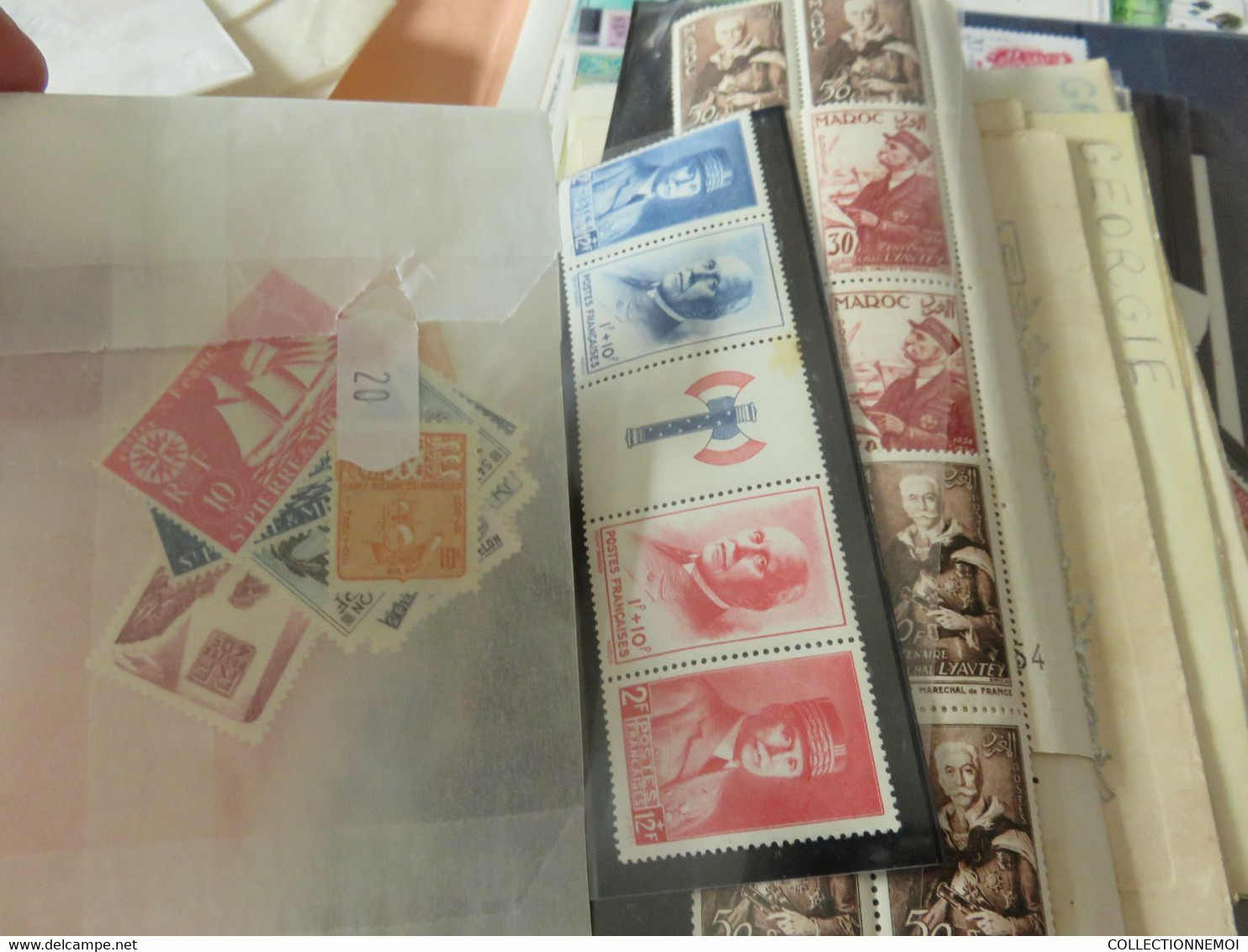 un lot de timbres neufs,,j'ai pas vraiment ouvert les pochettes ,surtout etranger ,pays divers