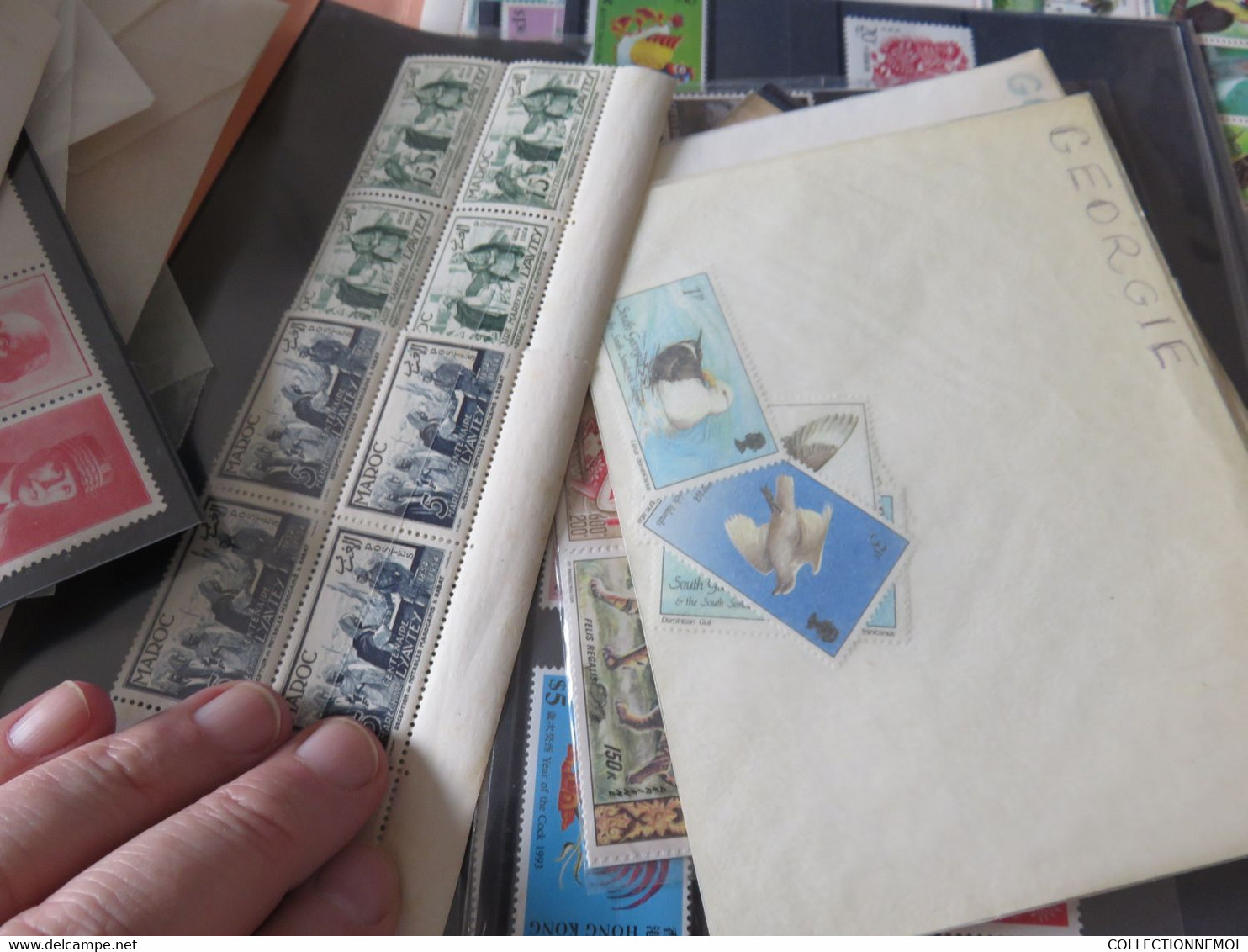 un lot de timbres neufs,,j'ai pas vraiment ouvert les pochettes ,surtout etranger ,pays divers