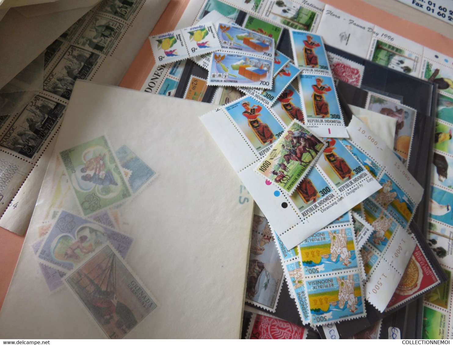 un lot de timbres neufs,,j'ai pas vraiment ouvert les pochettes ,surtout etranger ,pays divers