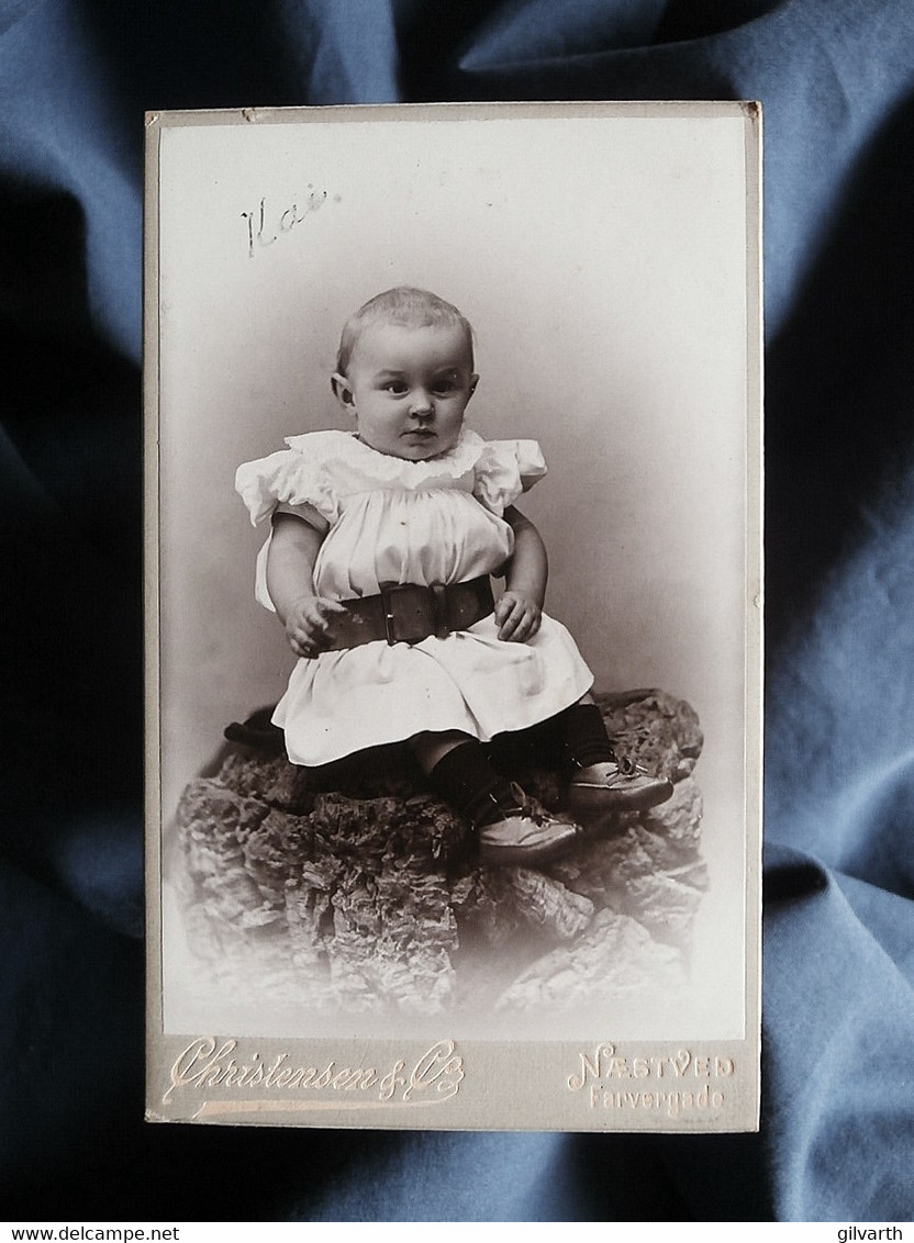 Photo CDV Christensen à Naestved (DK)  Bébé En Robe Avec Une Grosse Ceinture  CA 1900 - L550-2 - Old (before 1900)