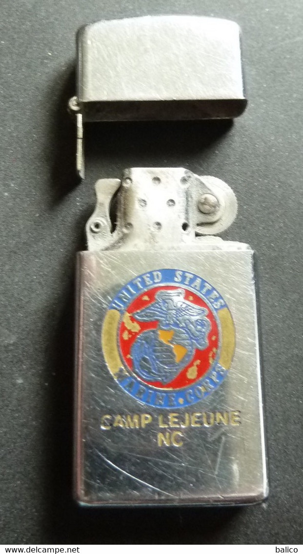 ZIPPO - U.S.S. CAMP LEJEUNE - MARINE CORPS - 1978 - Réf, 834 ( Charnière à Ressouder) - Zippo
