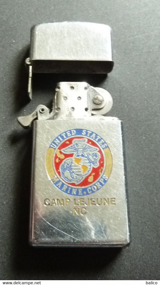 ZIPPO - U.S.S. CAMP LEJEUNE - MARINE CORPS - 1978 - Réf, 834 ( Charnière à Ressouder) - Zippo