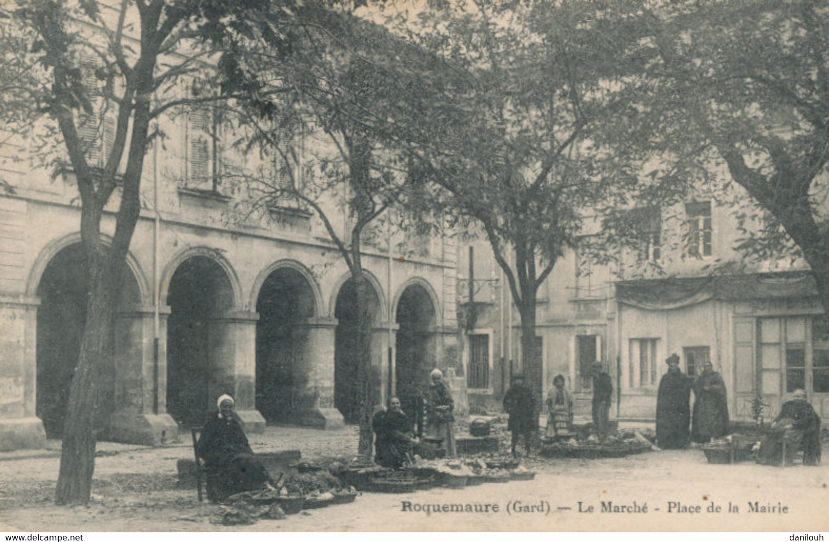 30 // ROQUEMAURE   Le Marché - Place De La Mairie - Roquemaure