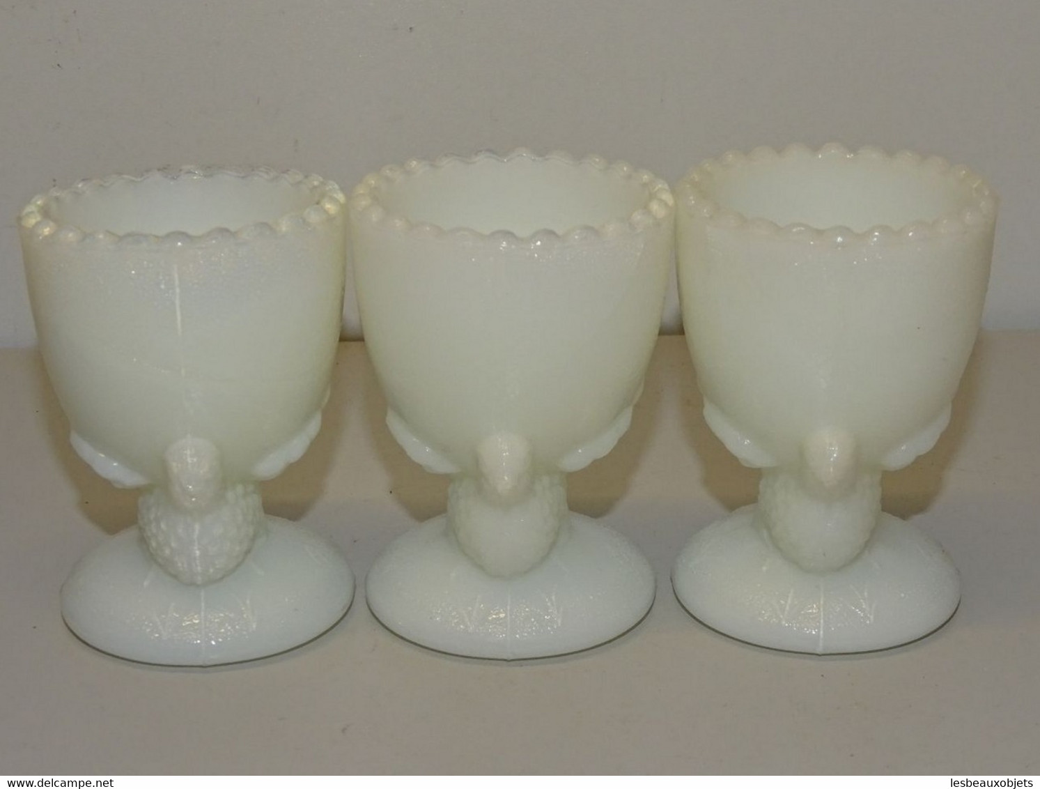 3 COQUETIERS OPALINE BLANCHE POULE Marqués VL Pour Vallerysthal Collection Déco Table Vitrine - Eggs