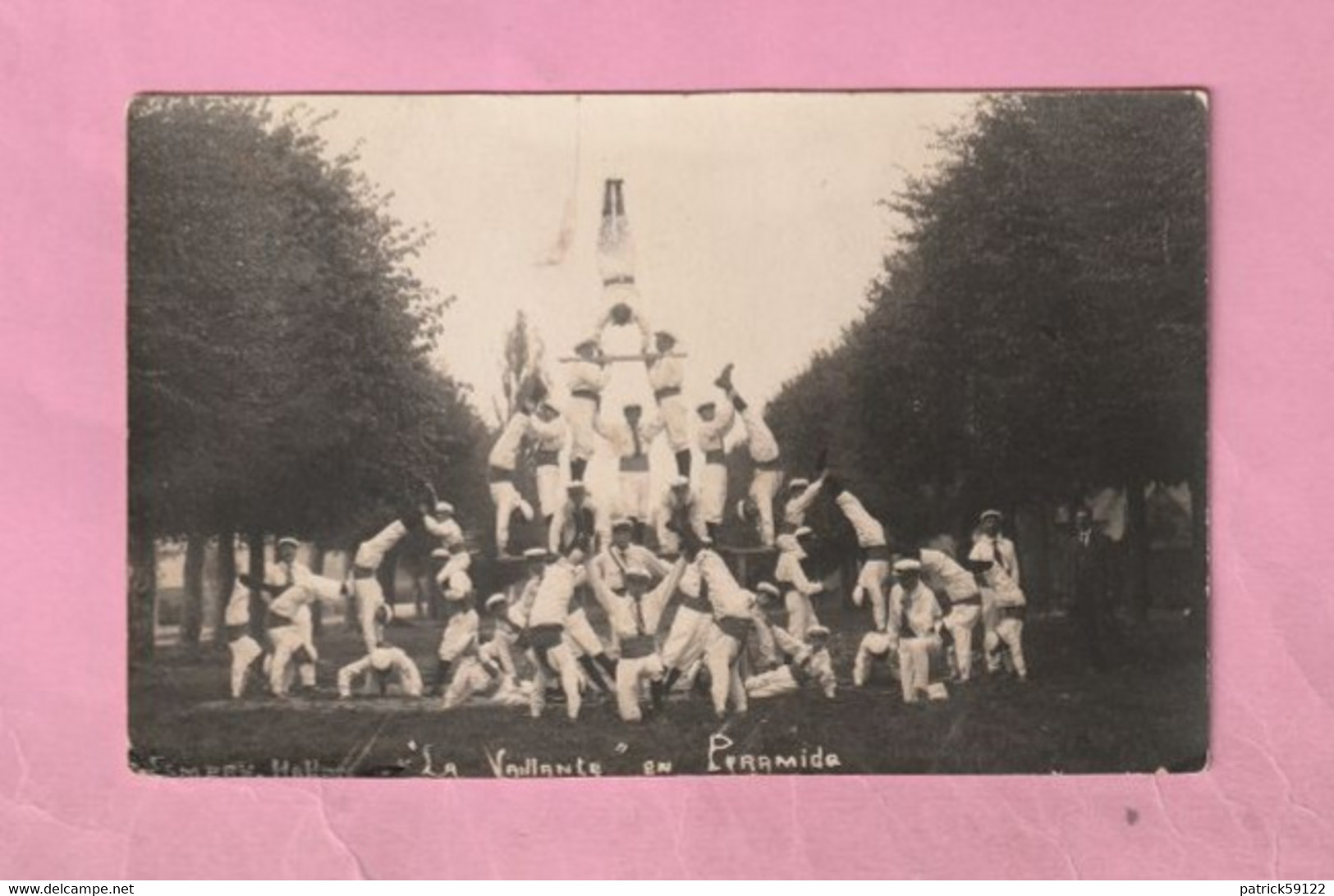 80 - SOMME - CARTE PHOTO : LA VAILLANTE EN PYRAMIDE - ESMERY  HALLON - CLICHE NIQUET / NESLE - SOCIETE DE GYMNASTIQUE - Nesle