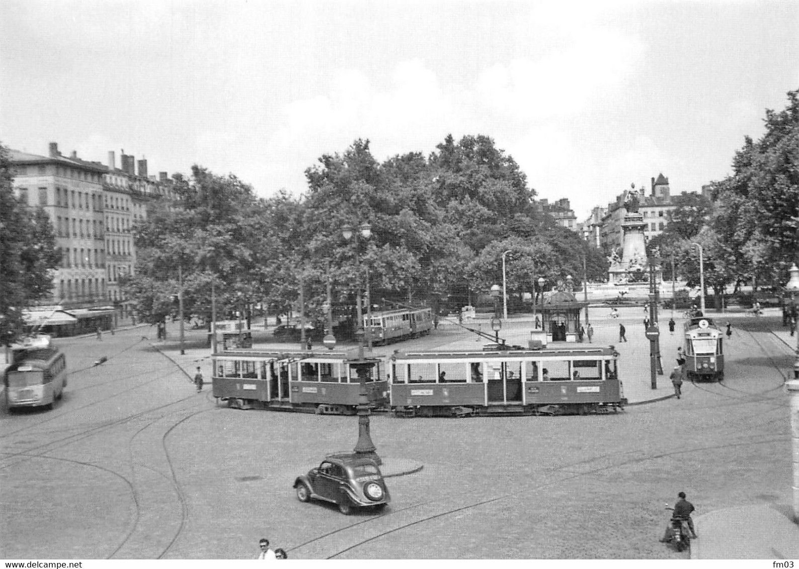 Lyon 2 Gare Perrache Tramway Autocar Trolleybus - Lyon 2