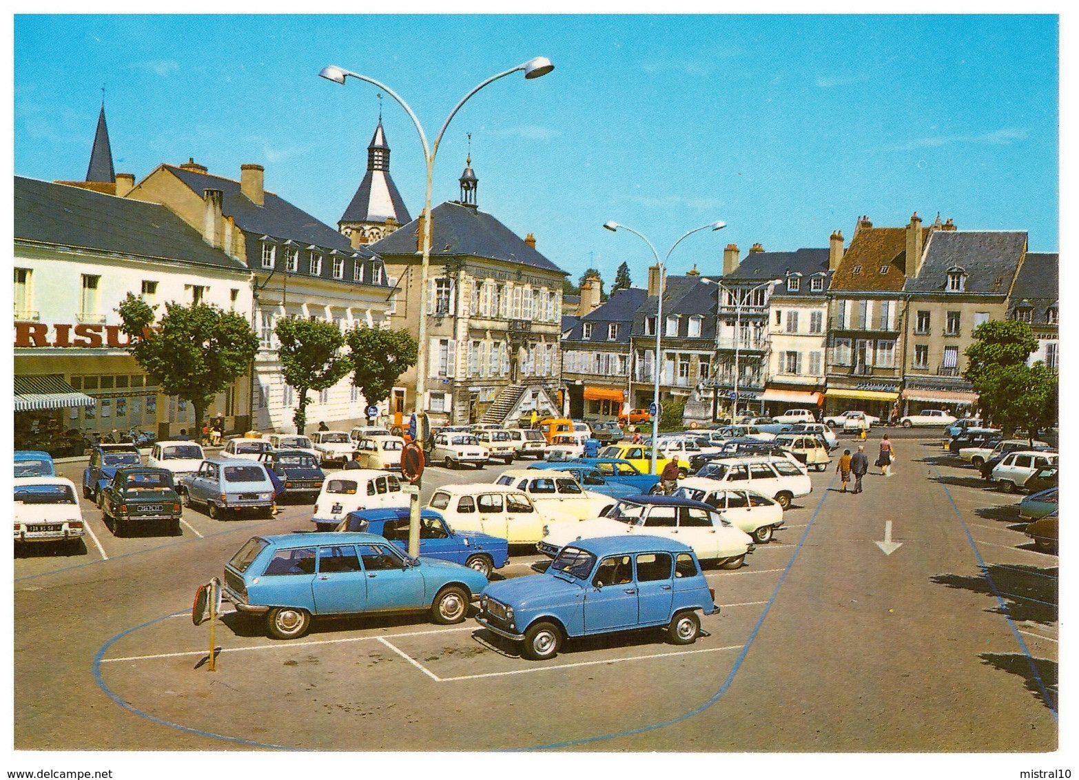 LA CHARITE-SUR-LOIRE. La Place (voitures Anciennes) - La Charité Sur Loire