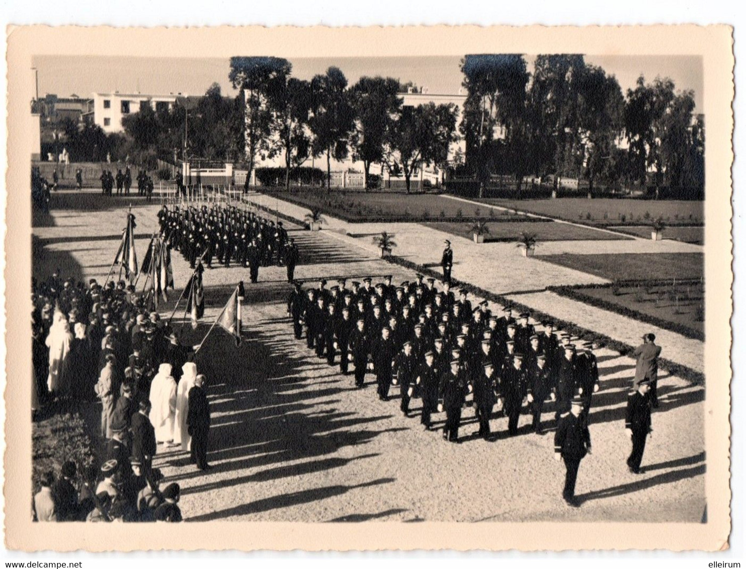 MILITARIA. MAROC. AVIATION .PHOTO (4) DEFILES. STELE. DRAPEAUX. CASABLANCA ? AGADIR ? ANNEES 30. A SITUER. - Aviation