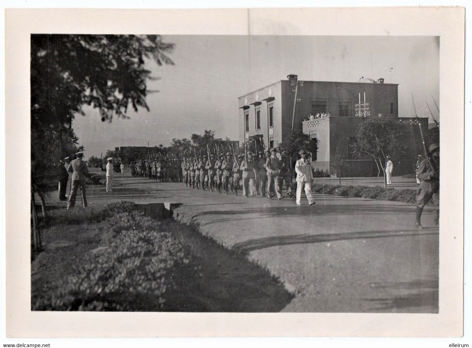 MILITARIA. MAROC. AVIATION .PHOTO (4) DEFILES. STELE. DRAPEAUX. CASABLANCA ? AGADIR ? ANNEES 30. A SITUER. - Aviation