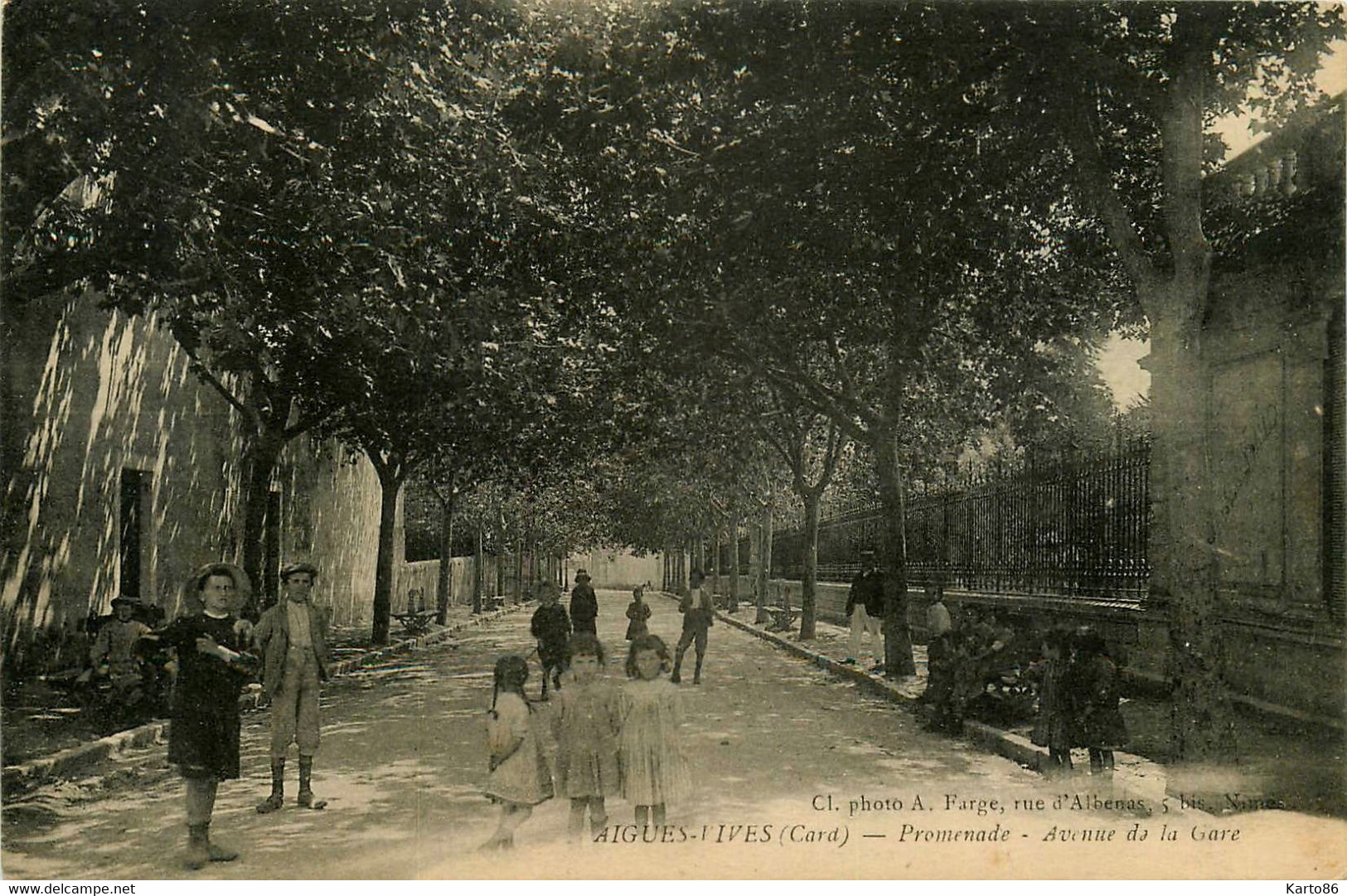 Aigues Vives * La Promenade * Avenue De La Gare * Villageois - Aigues-Vives