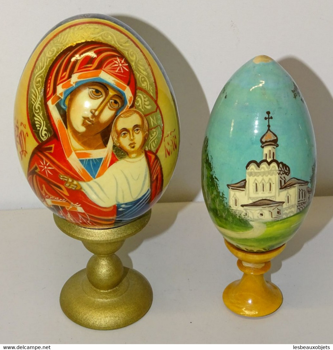 2 OEUFS RUSSES RUSSIE  BOIS PEINT VIERGE MARIE ICONE ORTHODOXE Signé VLADIMIRSKAYA Et 1 Avec 1 EGLISE Avec Socles - Eggs