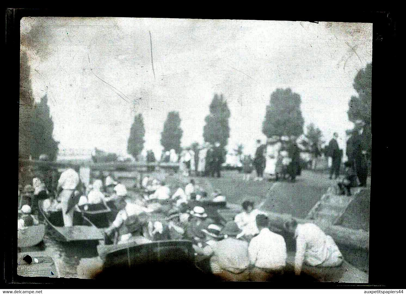 Lot D'une Trentaine De Négatifs (12.5 X 8.5 Cm) Divers Sujets Familiaux, Promenade En Barque, Marché, Femme Au Canapé.. - Other & Unclassified