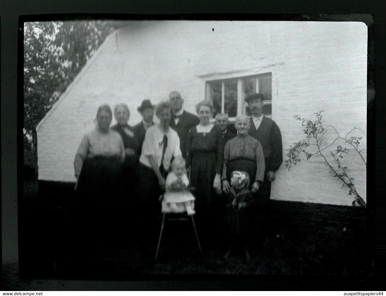 Lot d'une Trentaine de Négatifs (12.5 x 8.5 Cm) Divers sujets Familiaux, Promenade en Barque, Marché, Femme au Canapé..