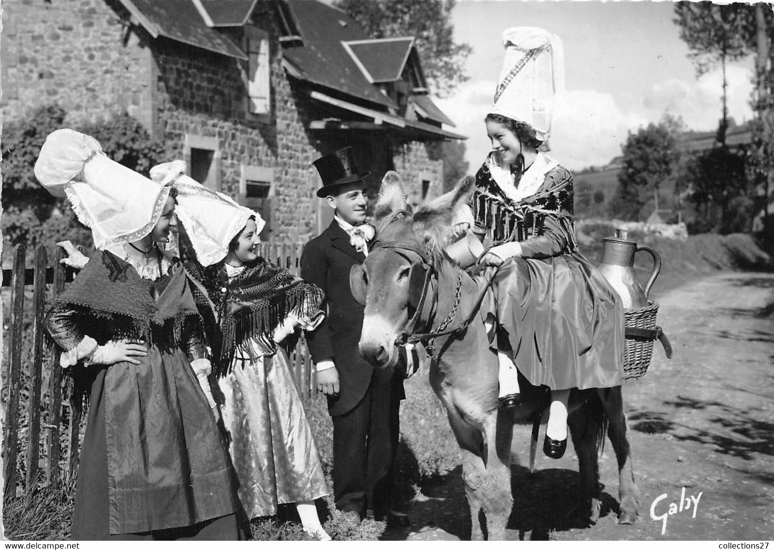 50-AVRANCHES- LA PORTEUSE DE LAIT - Avranches