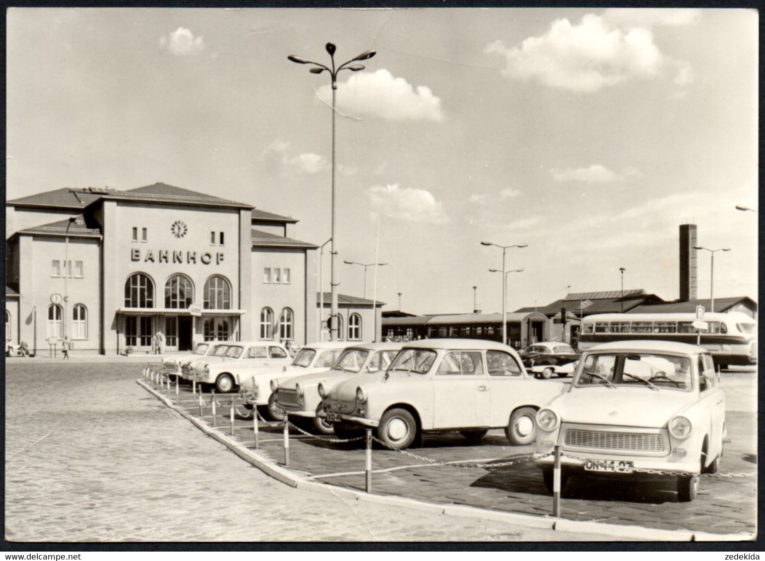 F0854 - Pasewalk Bahnhof Fahrzeug Auto Car Trabant Ikarus - VEB Bild Und Heimat Reichenbach - Randknicke !! - Pasewalk