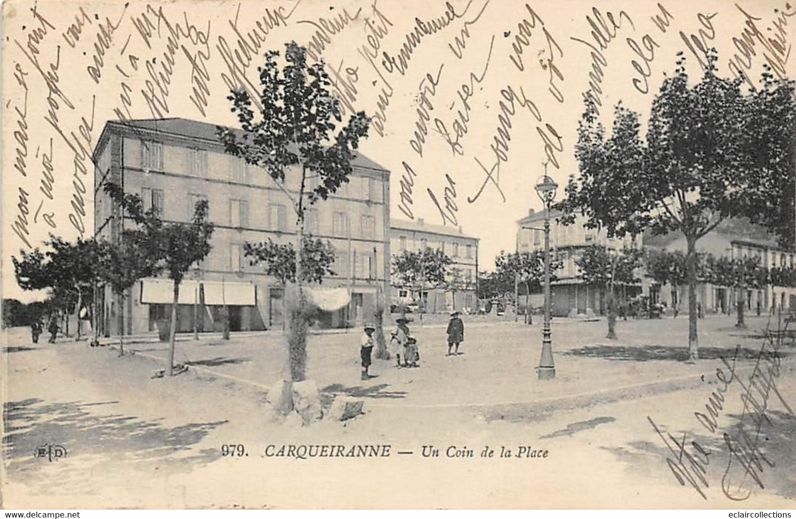 Carqueiranne        83        Un Coin De La Place   ( Voir Scan) - Carqueiranne