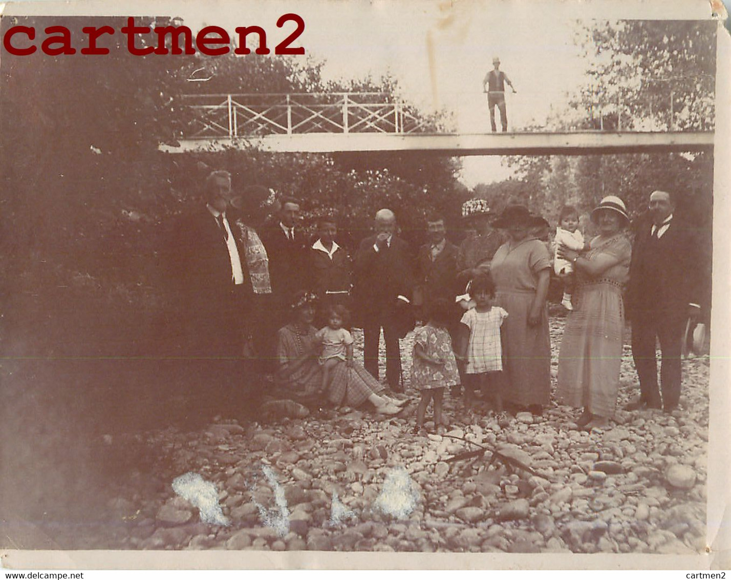 COURS-LA-VILLE OU FEYZIN GROUPE DE PROMENEURS DEVANT LE PONT 69 RHONE - Feyzin