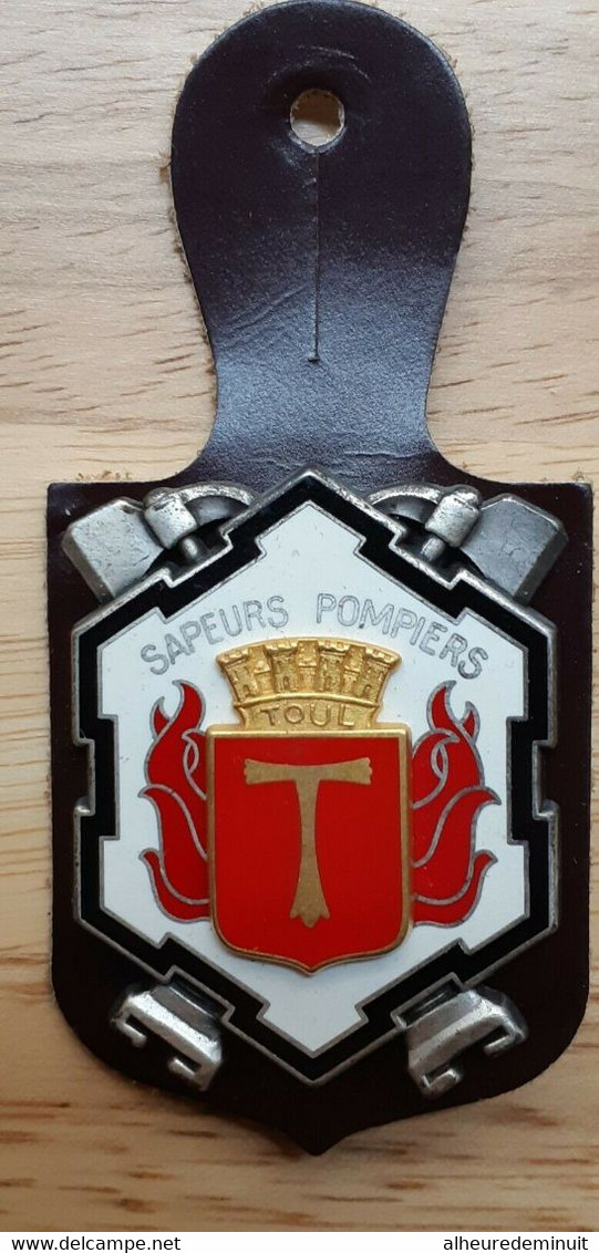 Pucelle"Insigne"SAPEURS POMPIERS TOUL""armoirie"blason"dos Lisse Argenté FRAISSE - Police & Gendarmerie