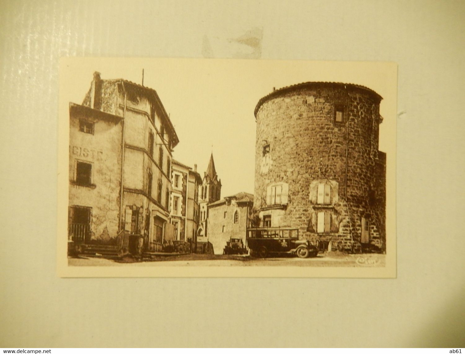 Dept 43 Loudes La Tour Ronde Rue De L'église Derniers Restes Du Chateau Fort  Neuve  ( Voiture ) Edit Combier - Loudes