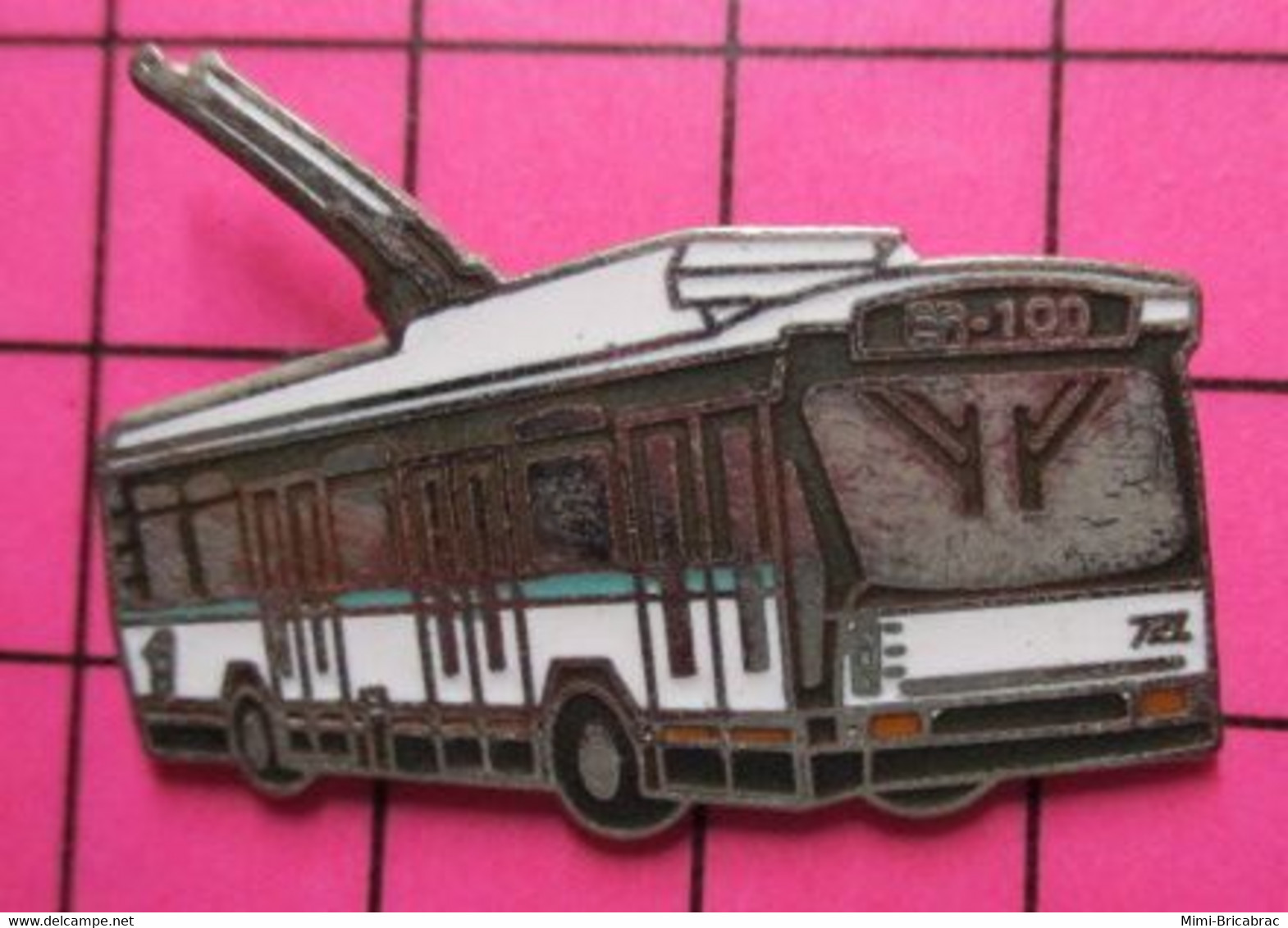 Sp07 Pin's Pins / Beau Et Rare / THEME : TRANSPORTS / AUTOBUS URBAIN ELECTRIFIé BLANC ET TURQUOISE BR100 - Transports