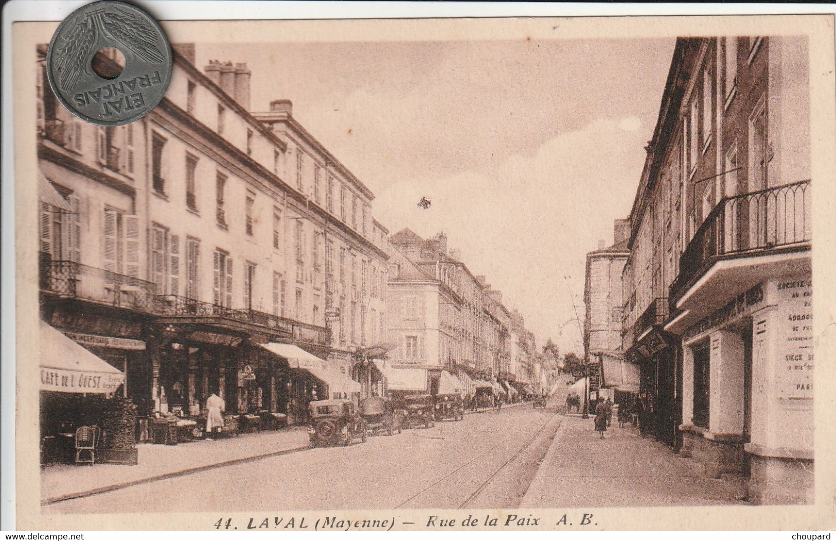 53 -  Carte Postale Ancienne De   LAVAL   La Rue De La Paix   ( Une Petite Déchirure De 3 Mm Mais Qui Ne Ce Voit Pas) - Laval