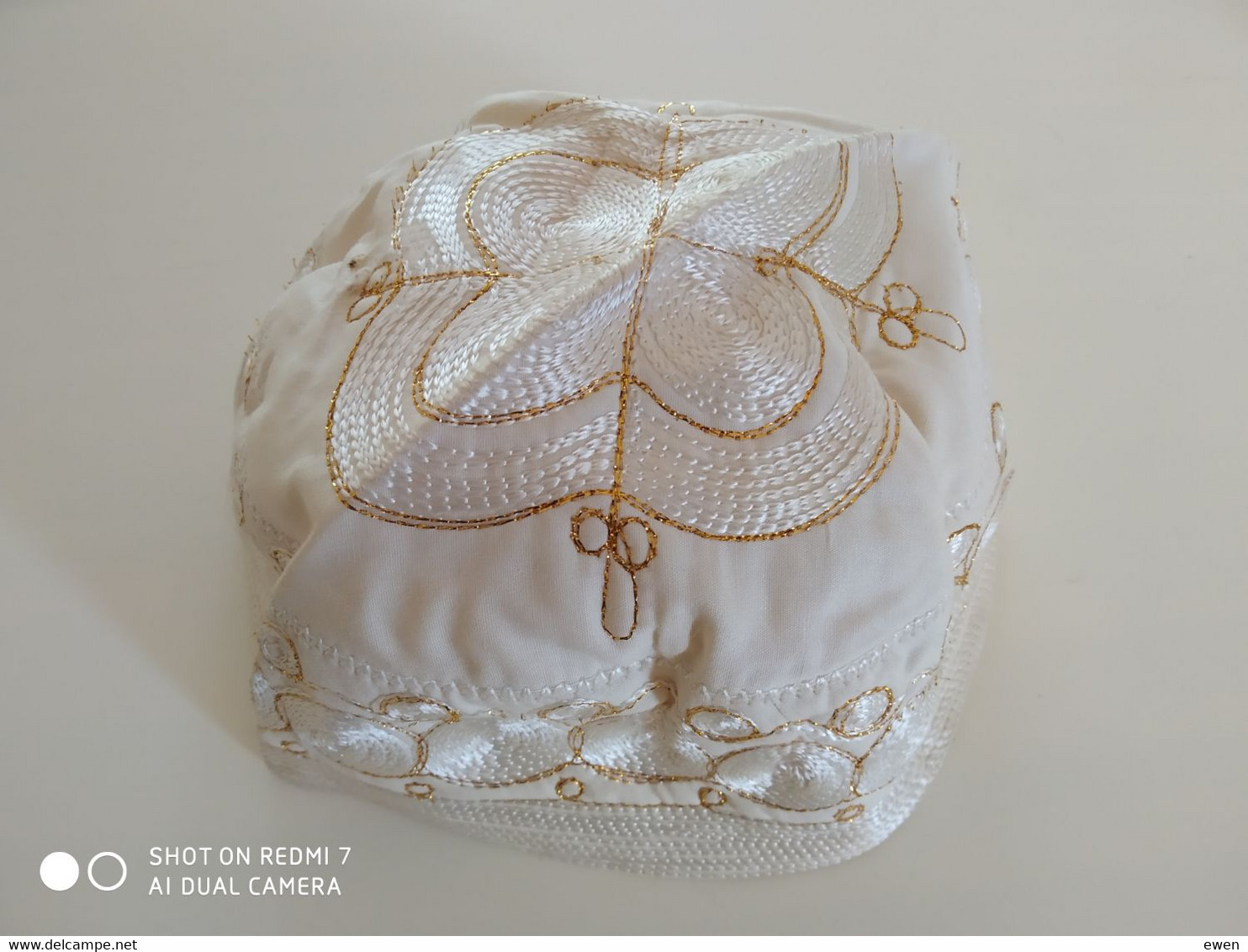 Joli Bonnet De Baptême Ancien Brodé Avec Fils Dorés. - Baptism