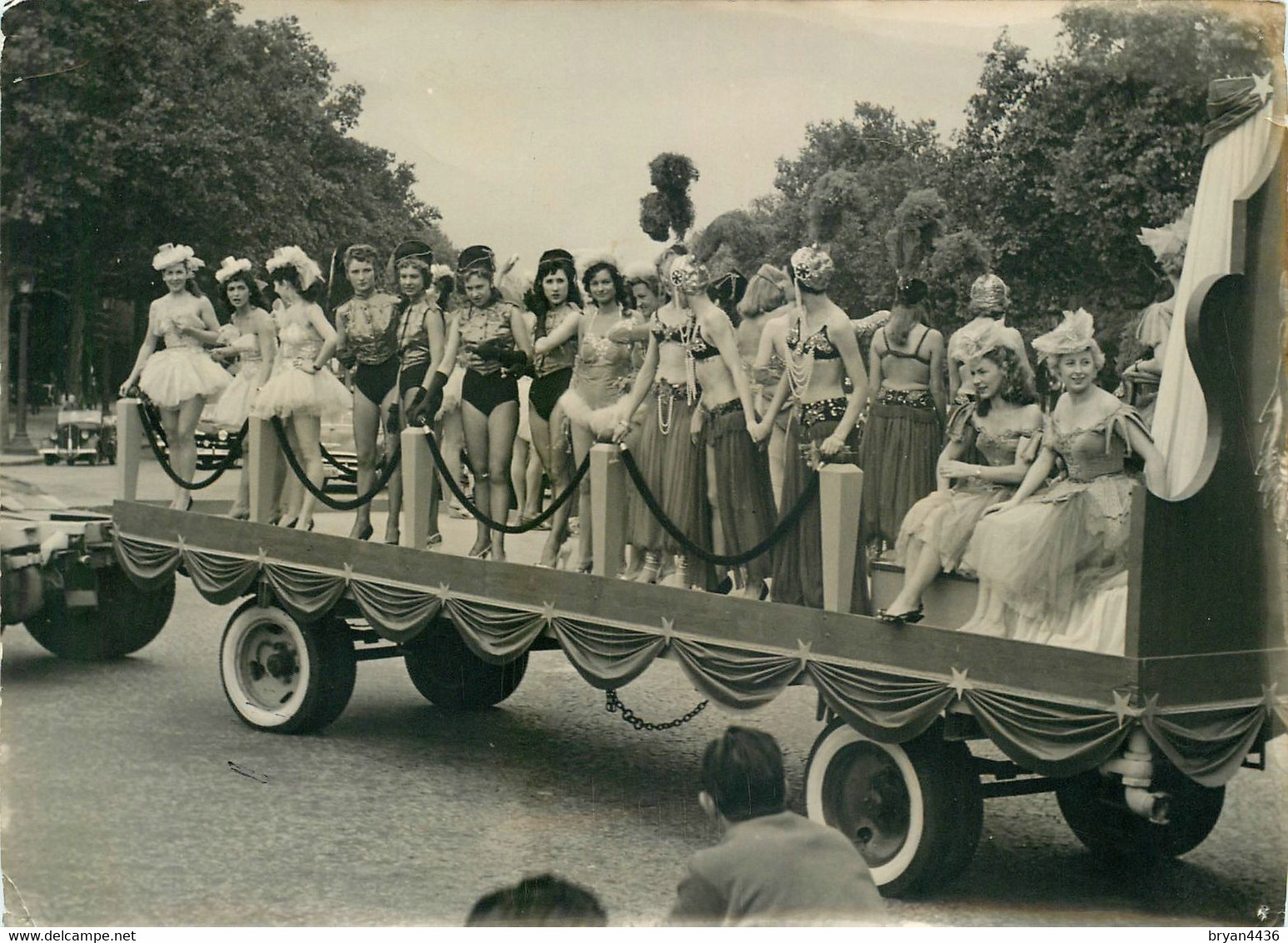 LE PLATEAU ROULANT DES BEAUTES - PIN UP PARISIENNES  - Bas Des CHAMPS ELYSEES - PHOTOGRAPHIE; INTERPRESS - (13 X 18 Cm) - Non Classés