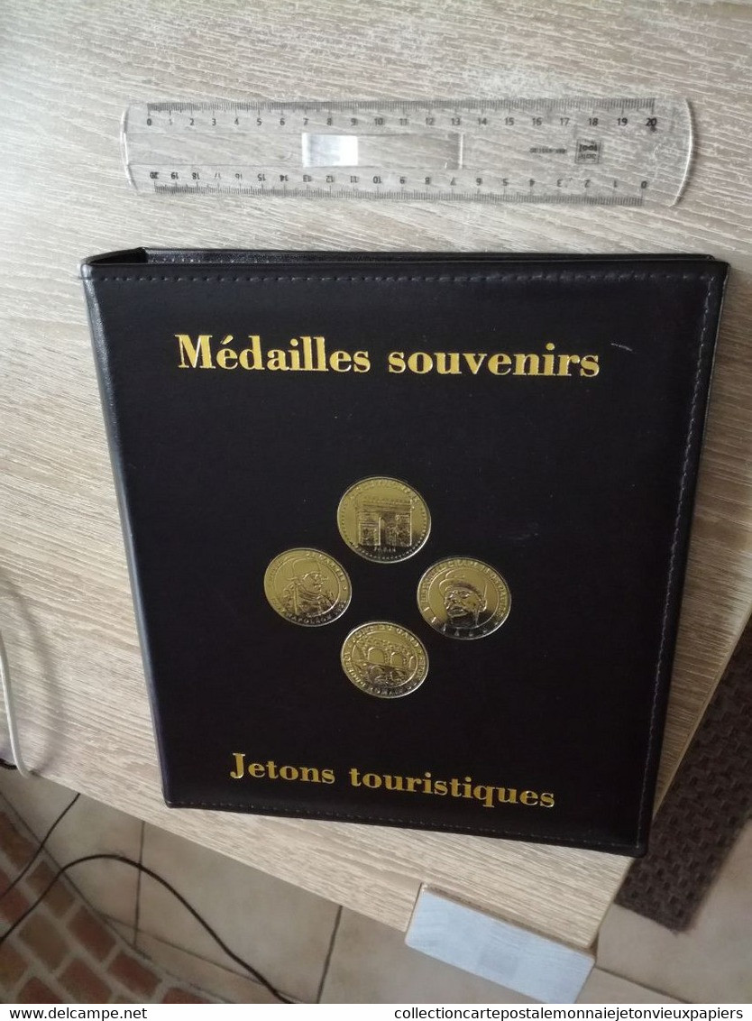 Album Classeur OPTIMA Pour Médailles Touristiques Souvenirs Avec 5 Pochettes OPTIMA Leuchtturm En L état Sur Les Photos - Supplies And Equipment