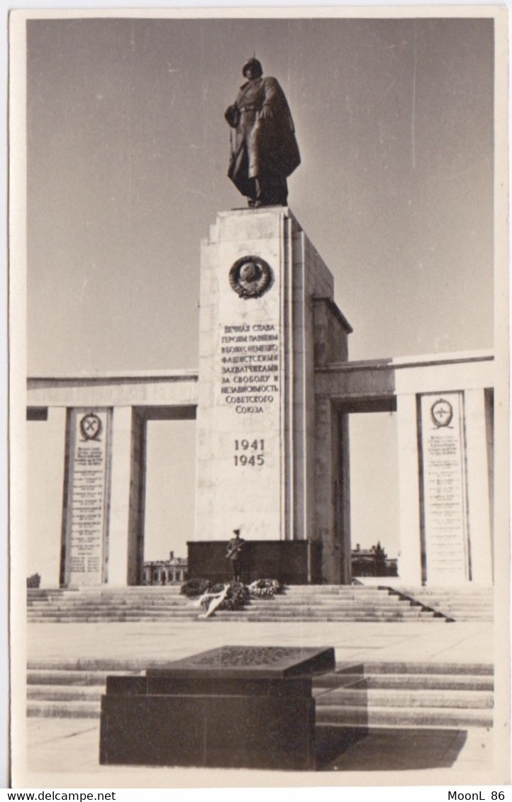 ALLEMAGNE - DEUTSCHLAND - BERLIN  - MONUMENT STATUE  GUERRE 1940 1945 - Treptow