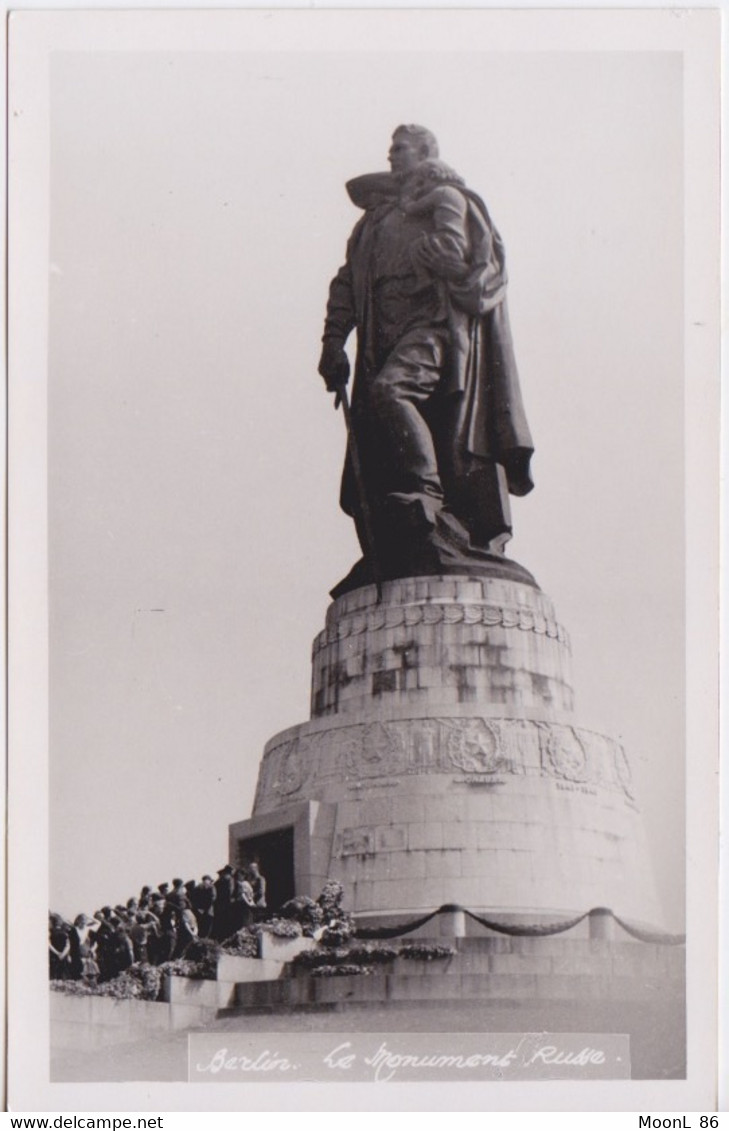 ALLEMAGNE - DEUTSCHLAND - BERLIN  - MONUMENT STATUE  RUSSE RUSSIA URSS - Treptow