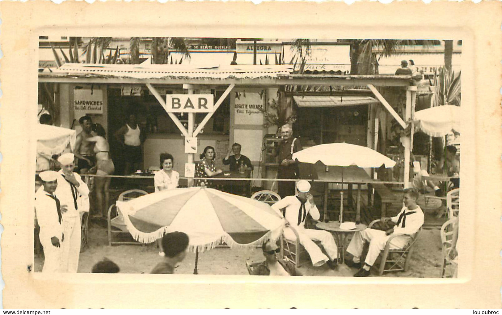 CARTE PHOTO CAFE DE BORD DE MER AVEC MARINS ET COMMERCES DE PHOTO JACK ET  ALLEGRA - To Identify