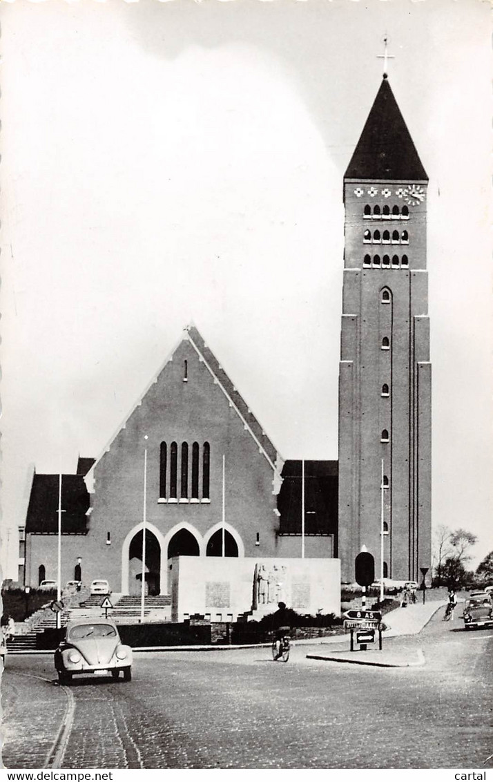 GENK - St. Martinus Kerk.  Monument André Dumont. - Genk