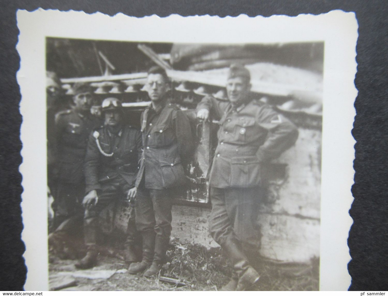 2. Weltkrieg WW2 Original Foto Soldaten Der Wehrmacht Vor Kettenfahrzeug / Panzer - War, Military