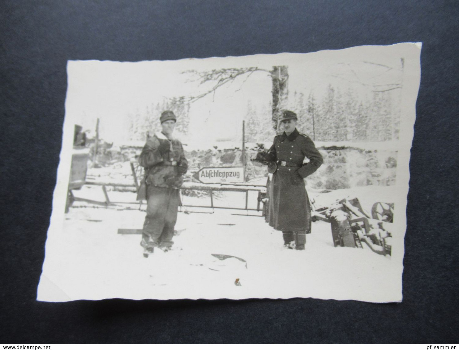 2. Weltkrieg WW2 Original Foto Soldaten Der Wehrmacht Vor Verkehrsschild Abschleppzug 735 Im Tiefen Winter / Schnee - War, Military