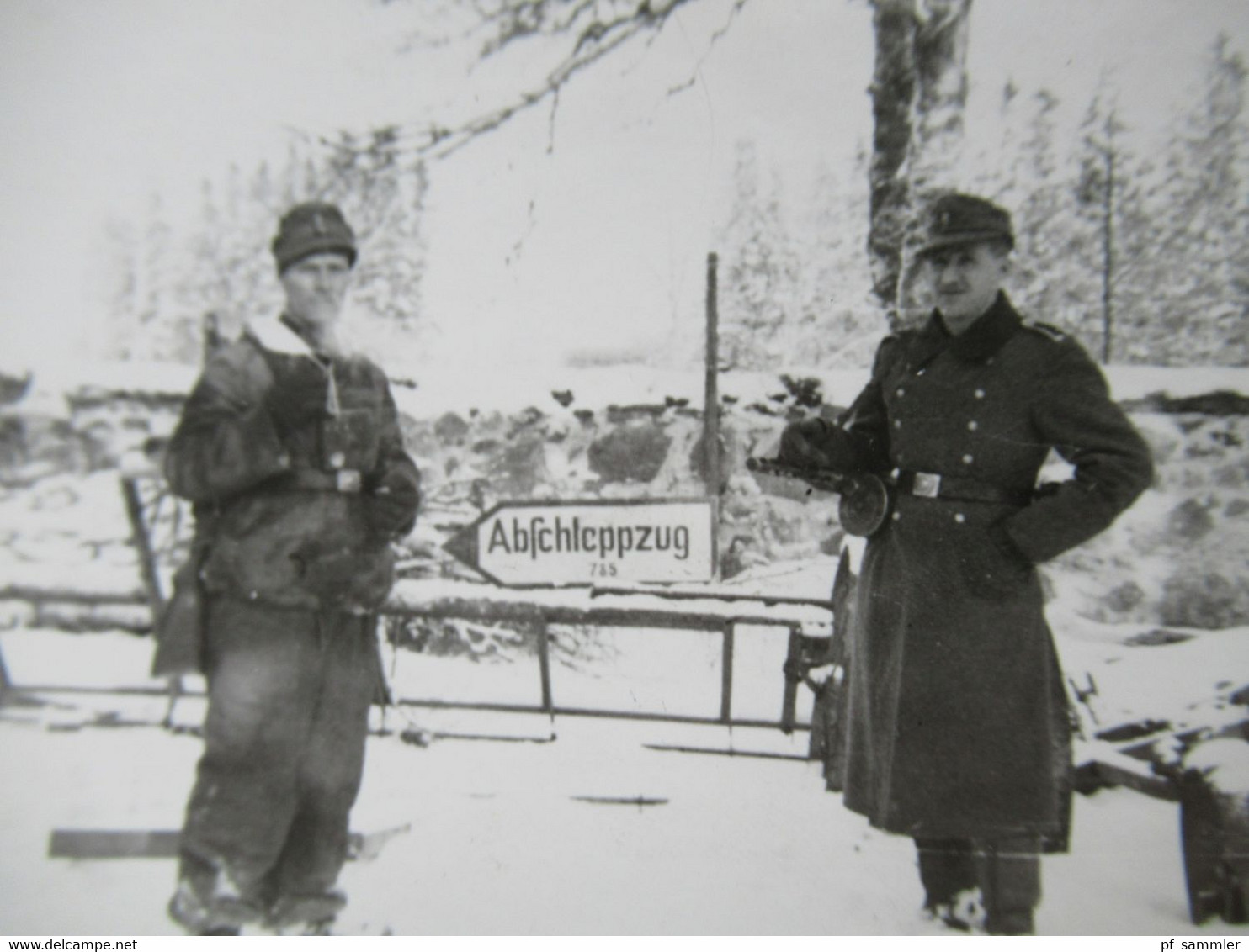 2. Weltkrieg WW2 Original Foto Soldaten Der Wehrmacht Vor Verkehrsschild Abschleppzug 735 Im Tiefen Winter / Schnee - War, Military