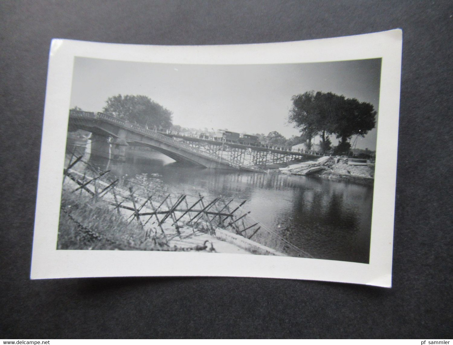 2. Weltkrieg WW2 Original Foto Zerstörte Brücke über Einen Fluss Dahinter Provisorische Eisenbahnbrücke - War, Military