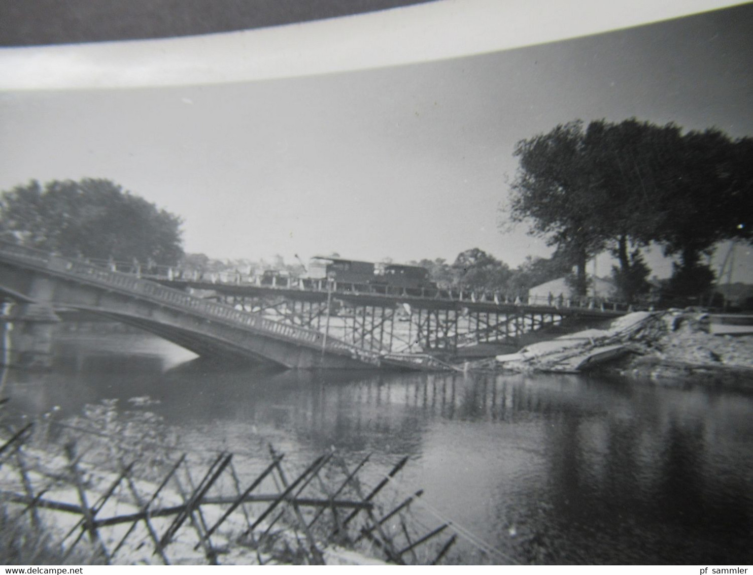2. Weltkrieg WW2 Original Foto Zerstörte Brücke über Einen Fluss Dahinter Provisorische Eisenbahnbrücke - War, Military