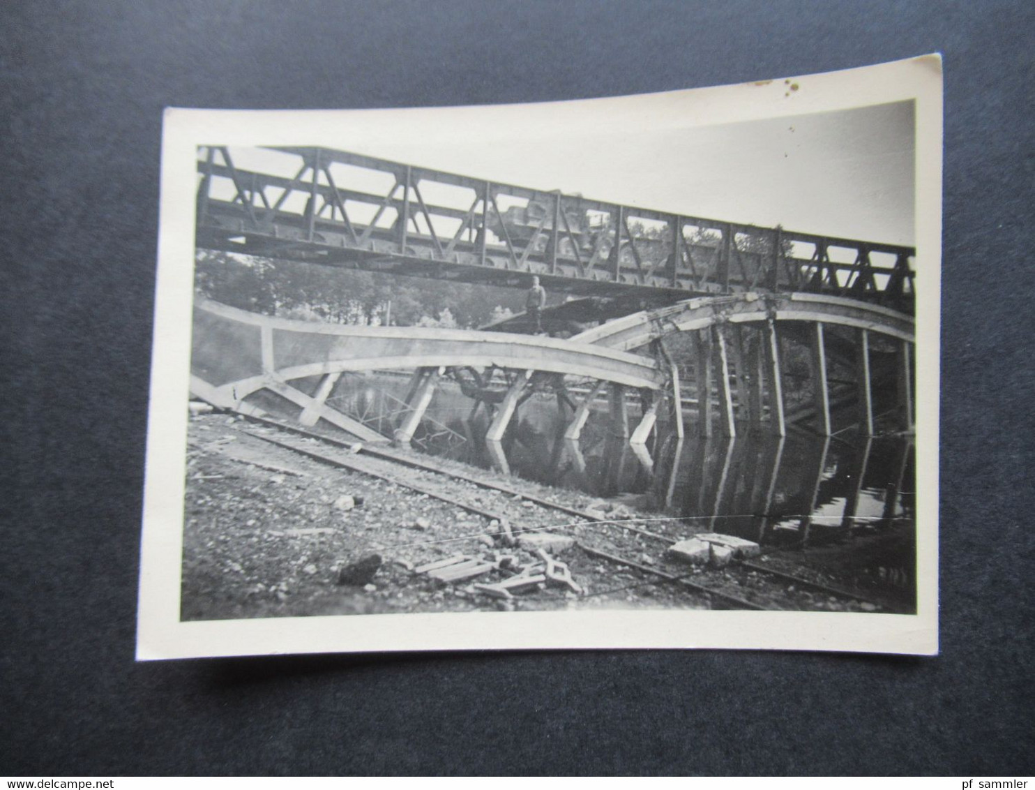 2. Weltkrieg WW2 Original Foto Zerstörte Brücke über Einen Fluss Dahinter Provisorische Brücke Mit Fahrzeug - War, Military