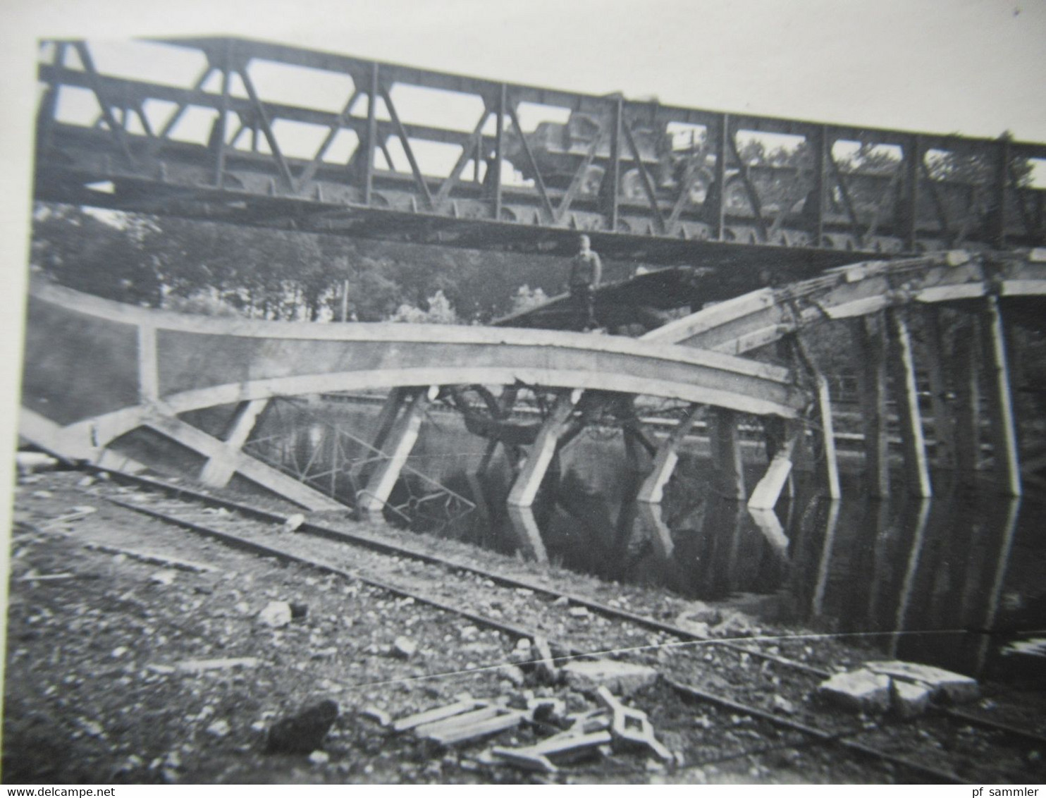 2. Weltkrieg WW2 Original Foto Zerstörte Brücke über Einen Fluss Dahinter Provisorische Brücke Mit Fahrzeug - War, Military